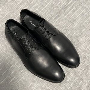 Black Kenneth Cole leather sole dress shoes. Size 8.5